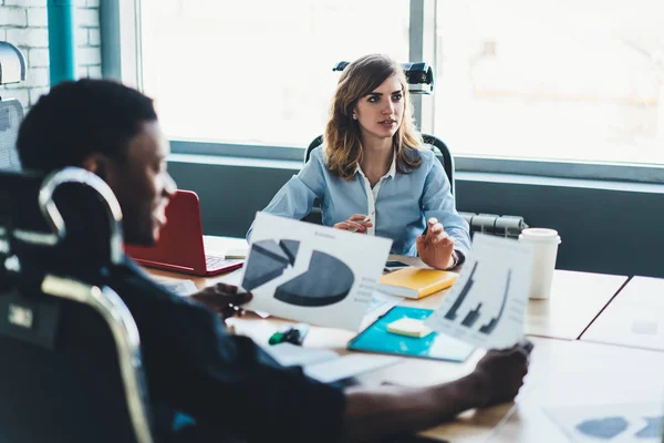Spokojna ścieżka w lesie o poranku