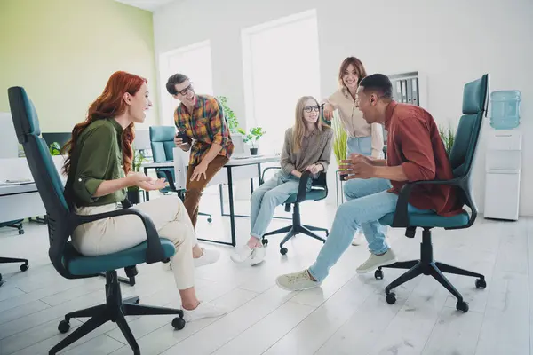 Minimalistyczne biurko z laptopem i rośliną